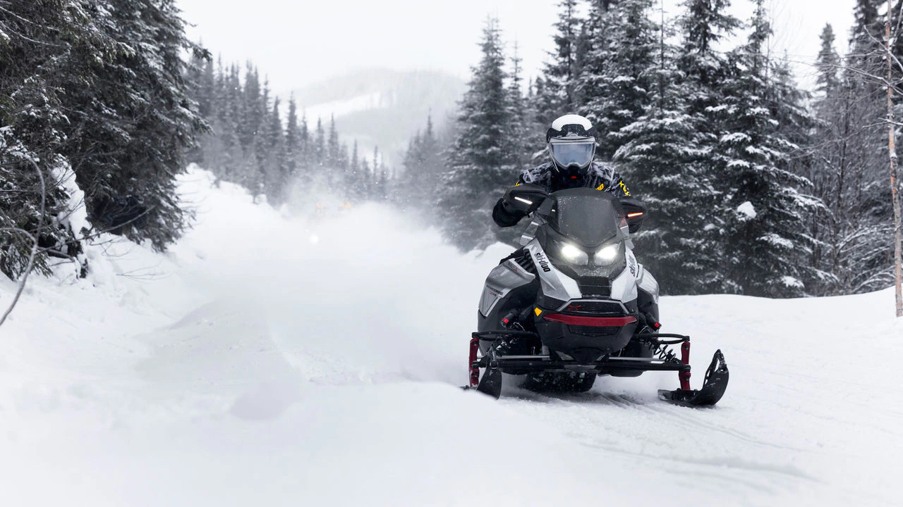 Ski-Doo 2024 reitille moottorikelkat Renegade MXZ ja GT